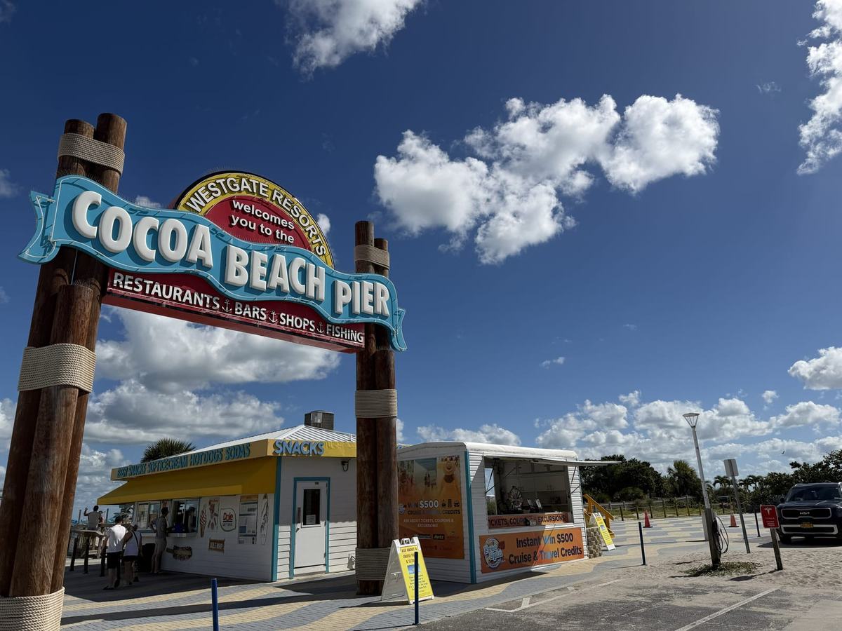 Letrero de entrada del muelle de Cocoa Beach (Cocoa Beach Pier) en Cocoa Beach, Florida
